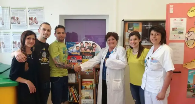 Regala 230 libri alla pediatria del S. Chiara