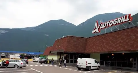 Ruba un portafoglio ma lo beccano subito