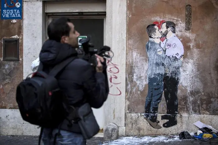 Il murales con l'immagine di Luigi di Maio e Matteo Salvini che si baciano disegnato su un muro in via del Collegio Capranica, al centro di Roma, 23 marzo 2018. ANSA/Massimo Percossi