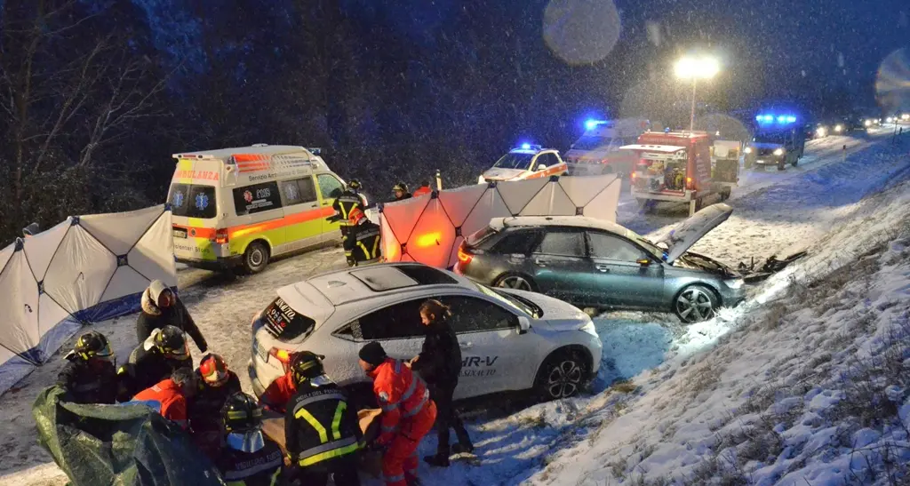 Condino, uno scontro fra due mezzi Sei persone ferite e traffico in tilt