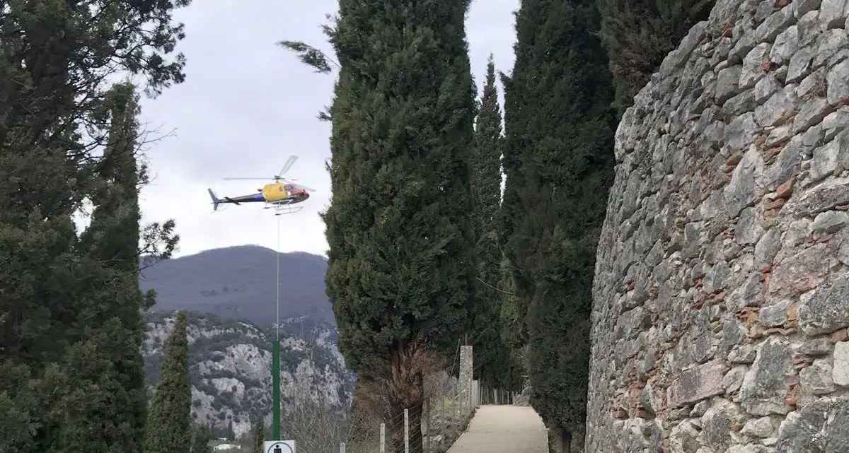 Nuova pavimentazione per la passeggiata per il castello