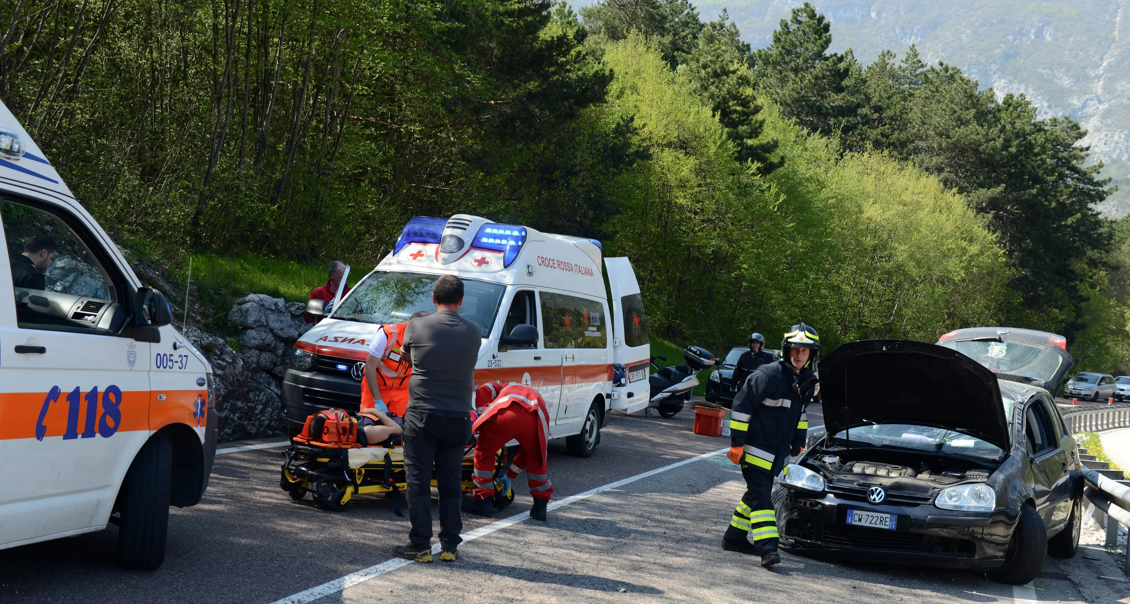Auto «decolla» sulla rampa Una famiglia «miracolata»