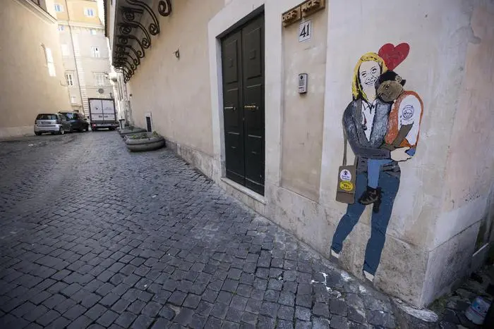 Il murales con l'immagine di Luigi di Maio e Matteo Salvini che si baciano disegnato su un muro in via del Collegio Capranica, al centro di Roma, 23 marzo 2018. ANSA/Massimo Percossi