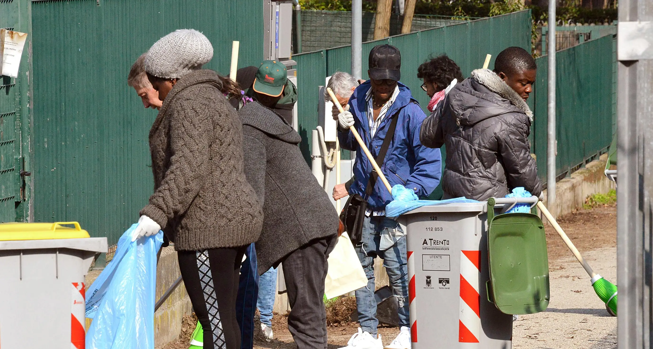 Tutti insieme per il rione pulito Coi volontari, studenti e migranti