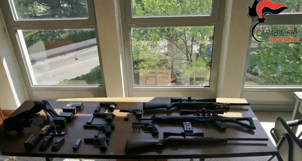Pistola e manette: custode di palestra equipaggiato tipo Rambo