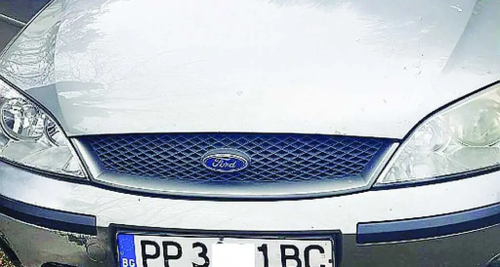 Auto con targa bulgara, attenti a quei due