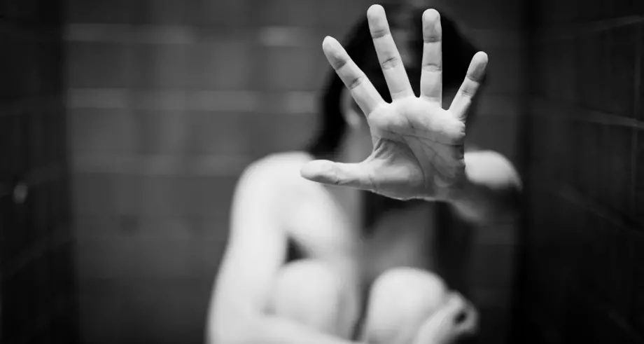 Picchia figlia 13enne per un selfie e le strappa il piercing: arrestato