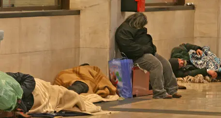 Clochard morto di freddo e martoriato dai topi