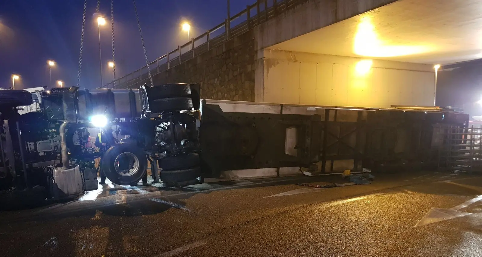 Recuperato alle 23.30 il tir rovesciato a Lavis