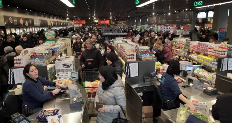 Il colosso Aldi apre e fa subito il pienone