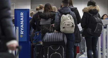 «Ryanair tralascia le misure anti-covid» Ultimatum dell'Enac: rispetti le norme altrimenti viaggerà a metà capienza