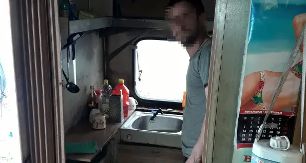 Sfruttati e segregati in una roulotte