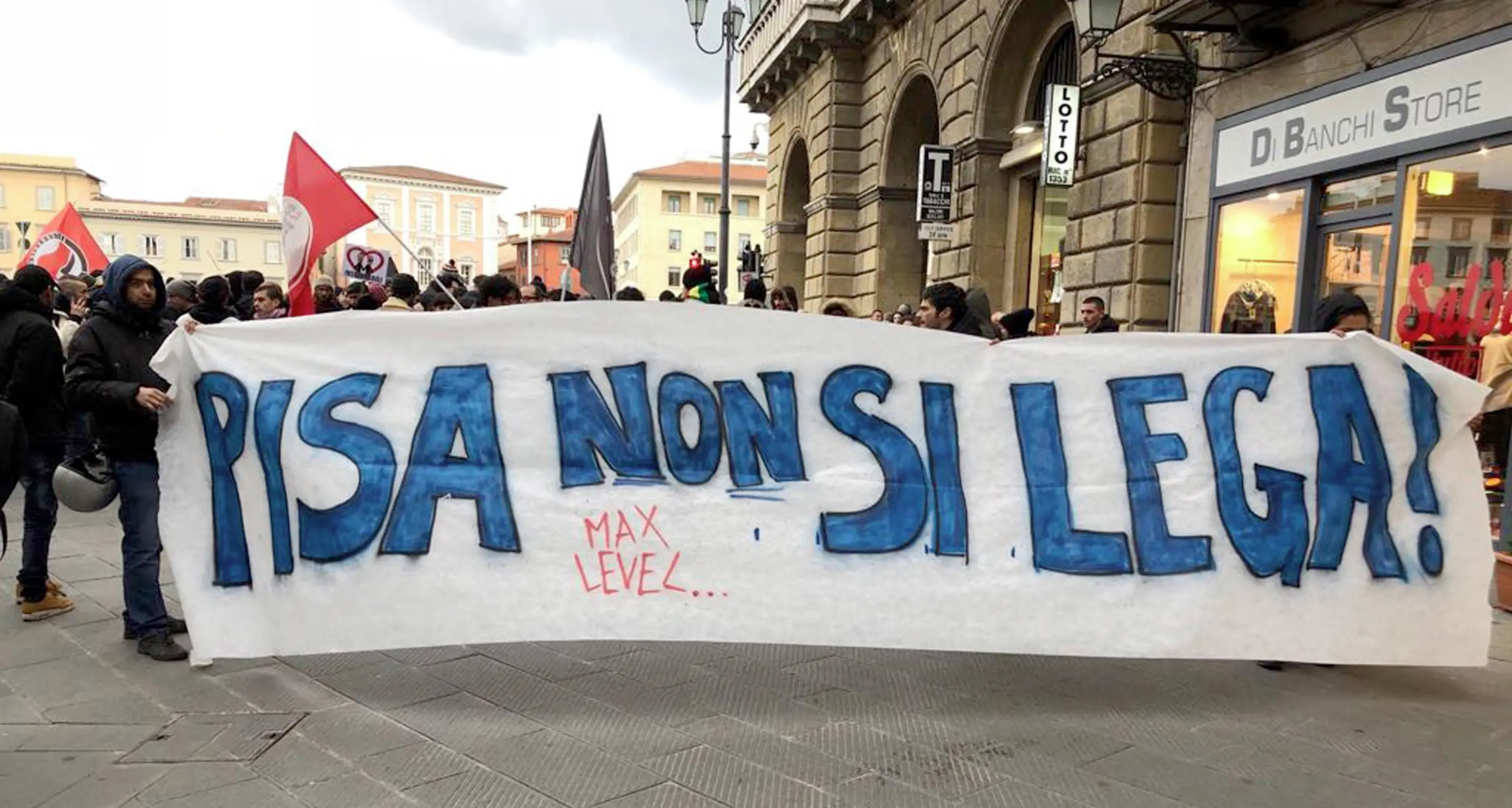 Salvini a Pisa, è scontro tra manifestanti e polizia
