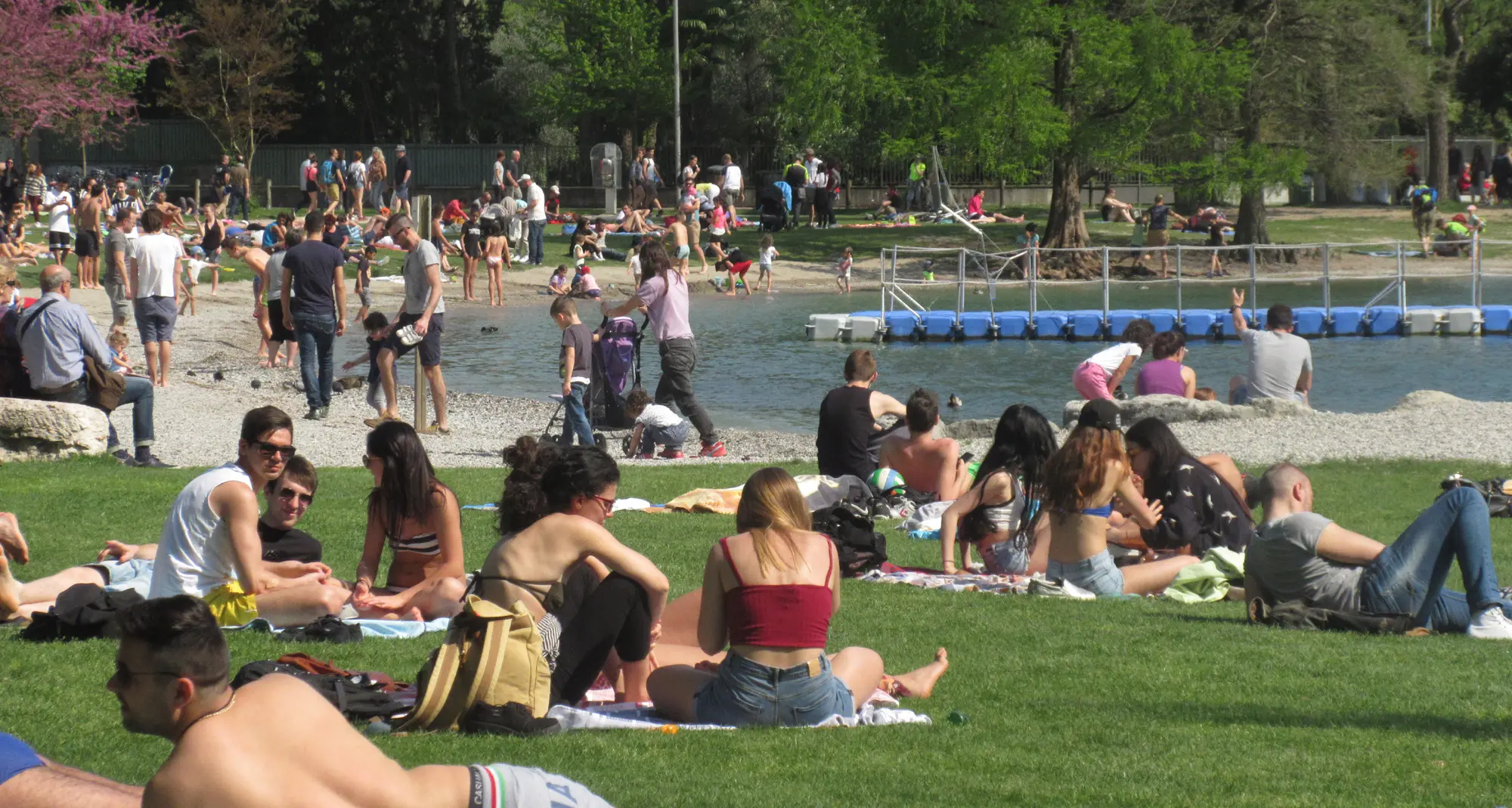 L'estate due mesi prima sulle spiagge gardesane