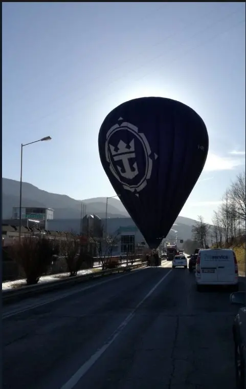 Bressanone, atterraggio d'emergenza sulla statale di una mongolfiera