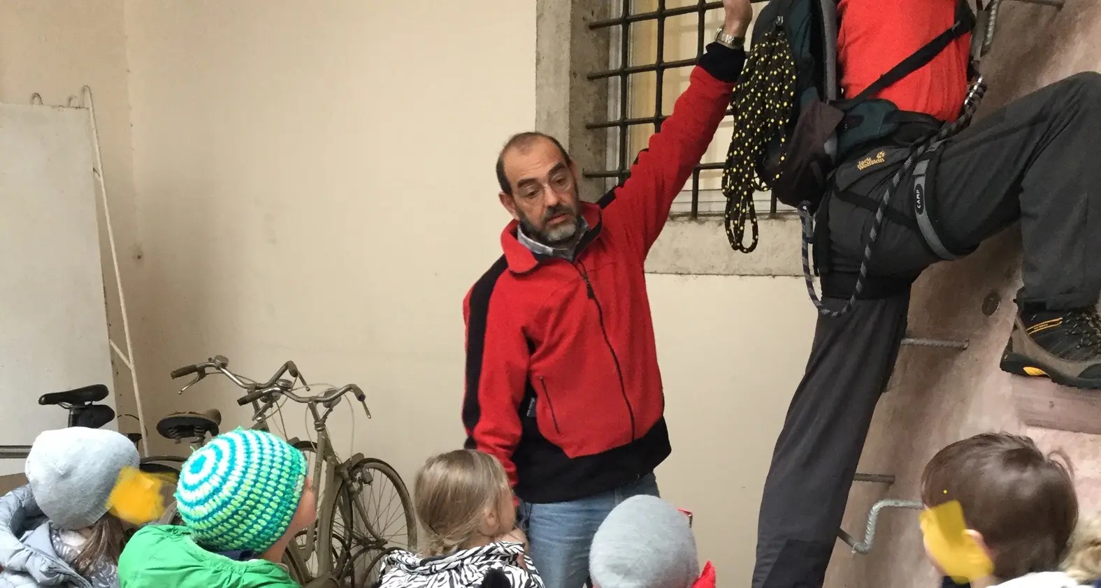 Bimbi «in cordata» alla Biblioteca Sat