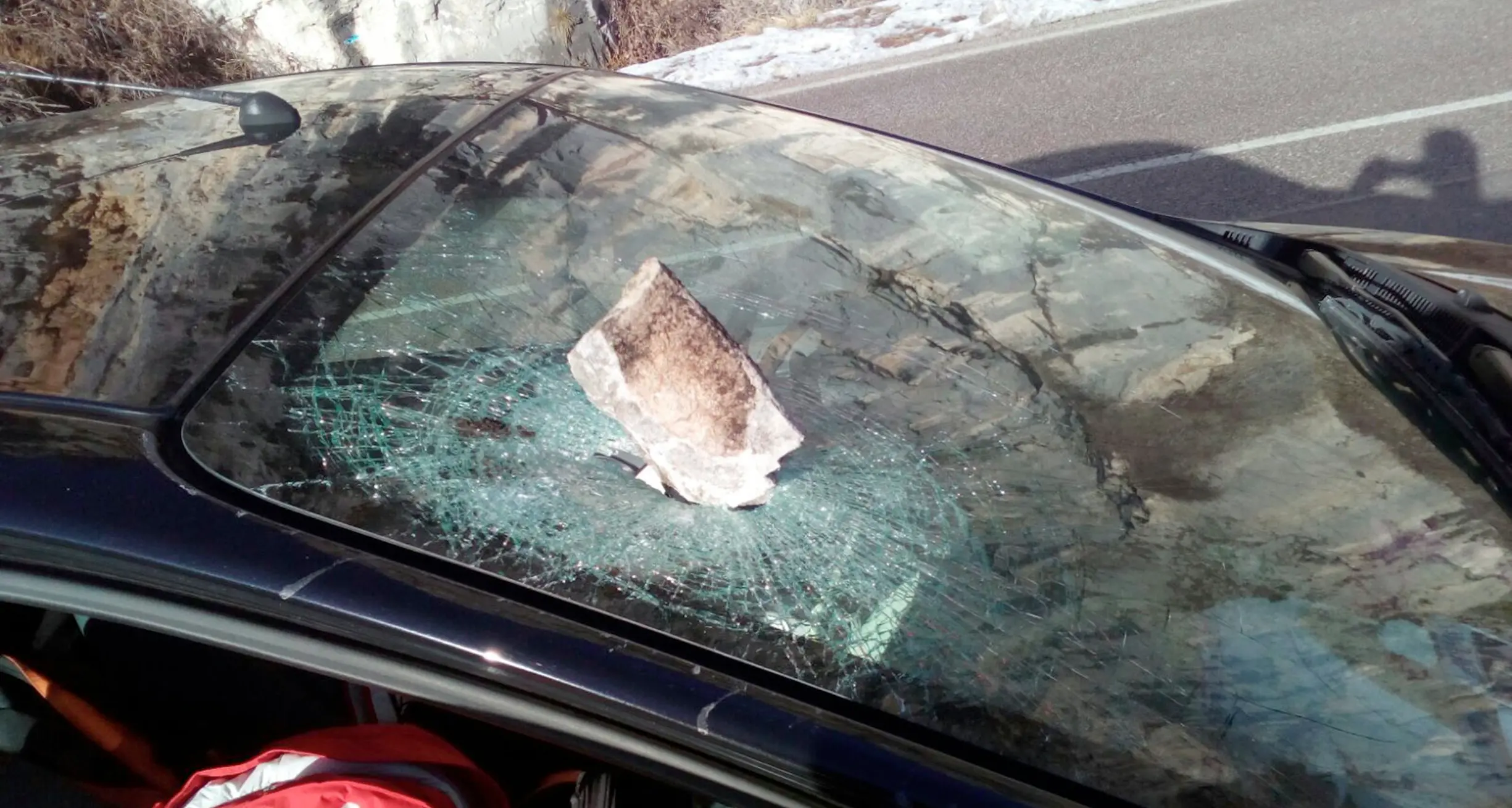 Sasso si stacca dalla parete e centra l'auto Il parabrezza regge: miracolati i due passeggeri