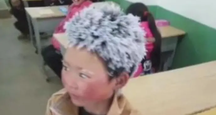 A scuola con i capelli ghiacciati a -9, bimbo cinese commuove il mondo