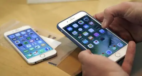 8 telefoni su 10 sono smartphone, più Sim che esseri umani