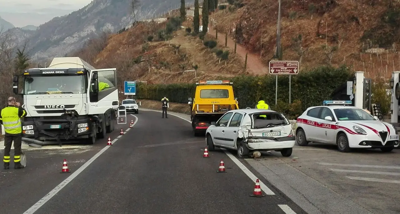 Autocisterna tampona un’auto: feriti due bimbi