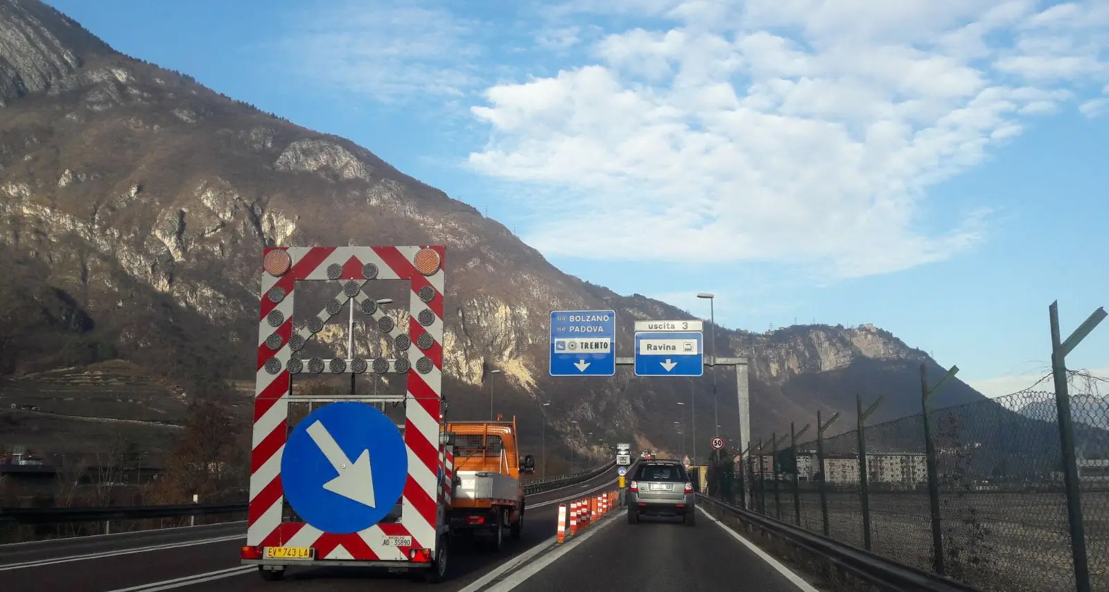 Ravina, manutenzione in corso al cavalcavia: una corsia chiusa