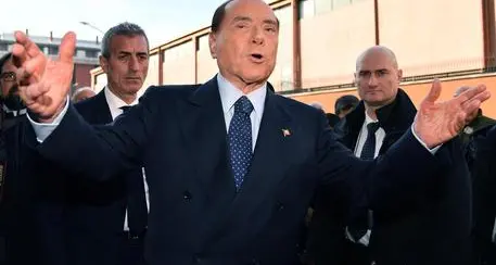 Berlusconi: «Migranti sono bomba sociale, via in 600mila»
