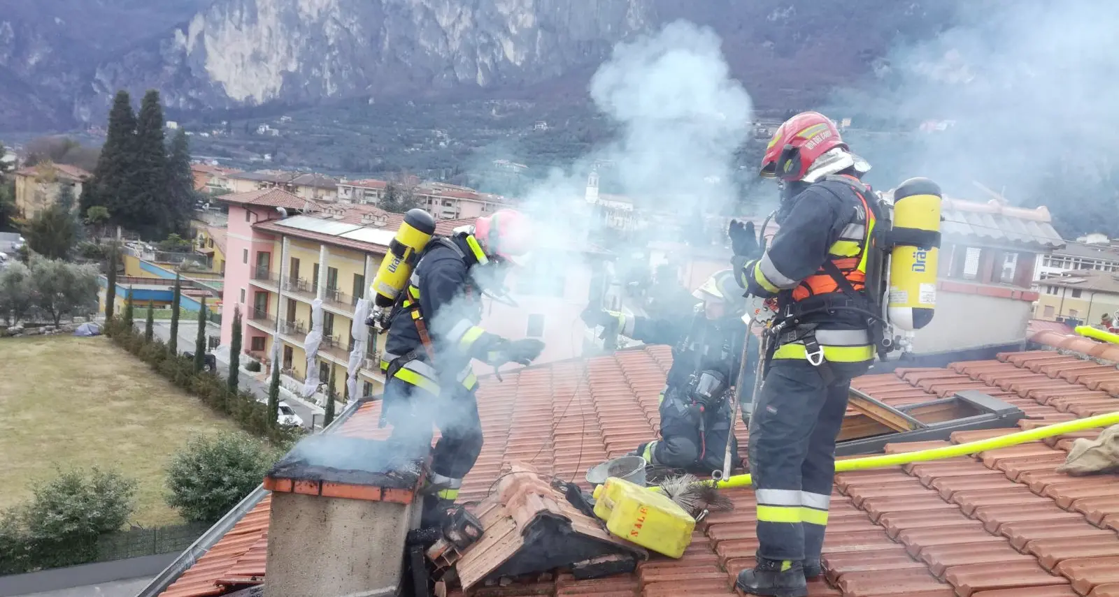 Canna fumaria in fiamme Pompieri al lavoro sul tetto