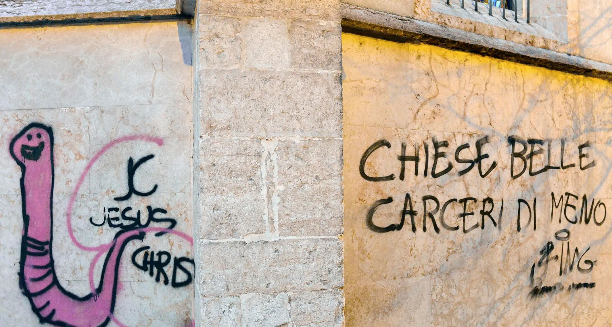 Via scritte e brutture dai muri Trento, operazione anti-graffiti
