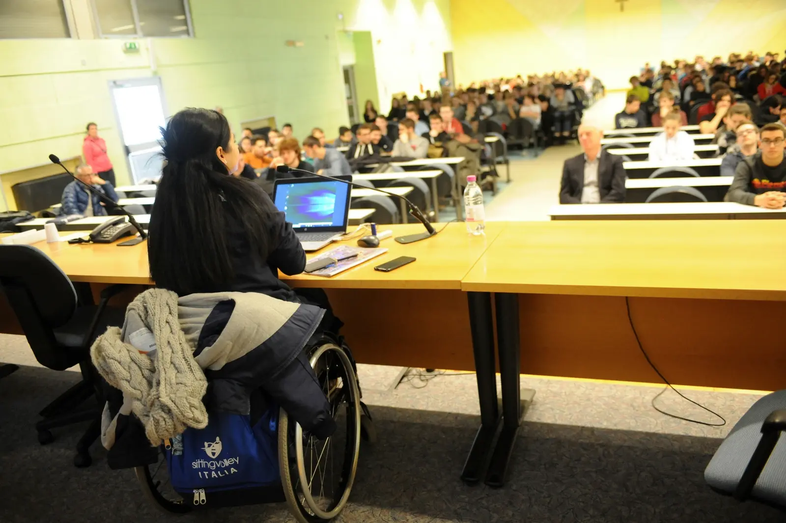 Nadia Bala con gli studenti dell'istituto Buonarroti-Pozzo di Trento sitting volley