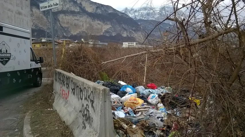 degrado e sporcizia in Via Martiri delle Foibe e via Lavisotto