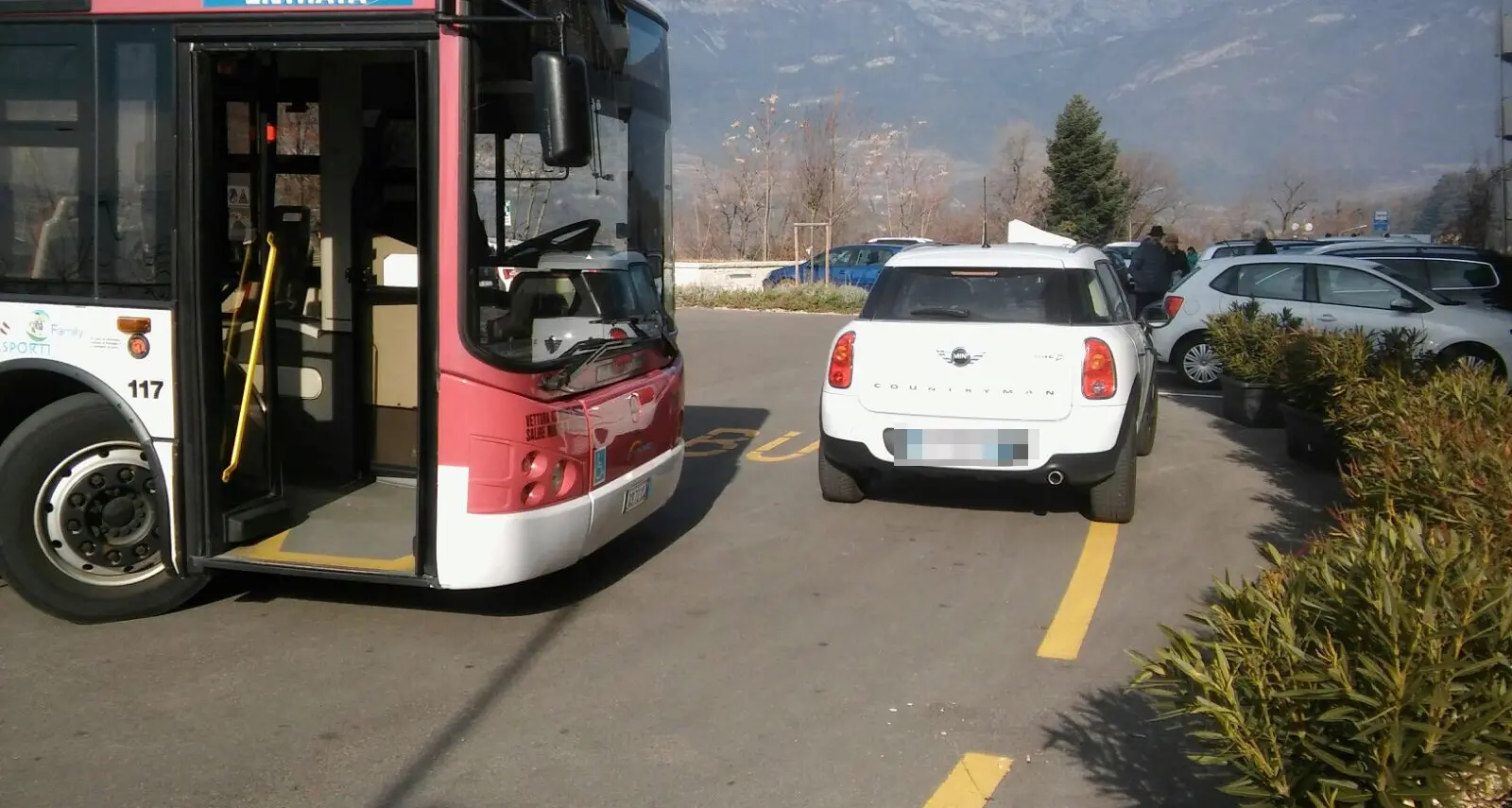 Sosta selvaggia alla Solatrix di Rovereto: bus nei guai