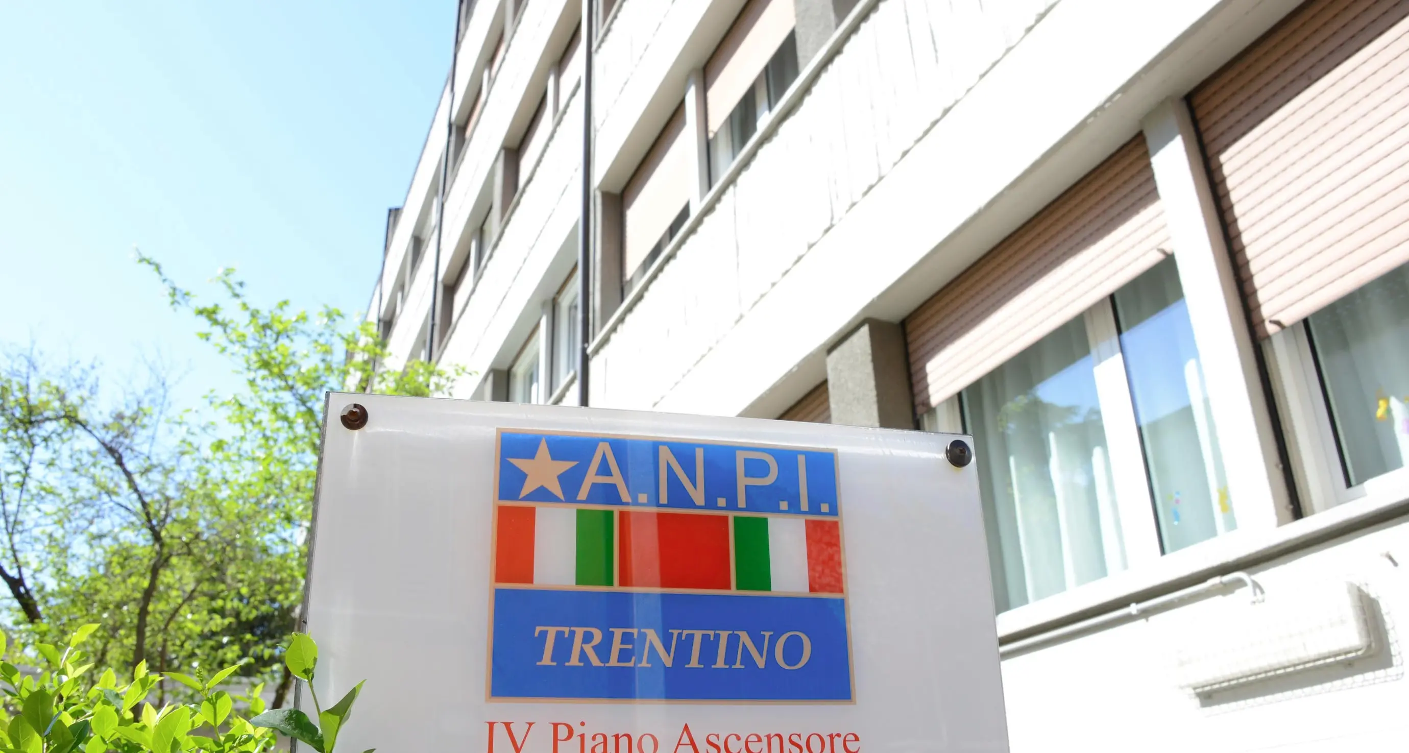 «Mai più fascismi»: raccolta firme a Trento con Anpi e sindacati