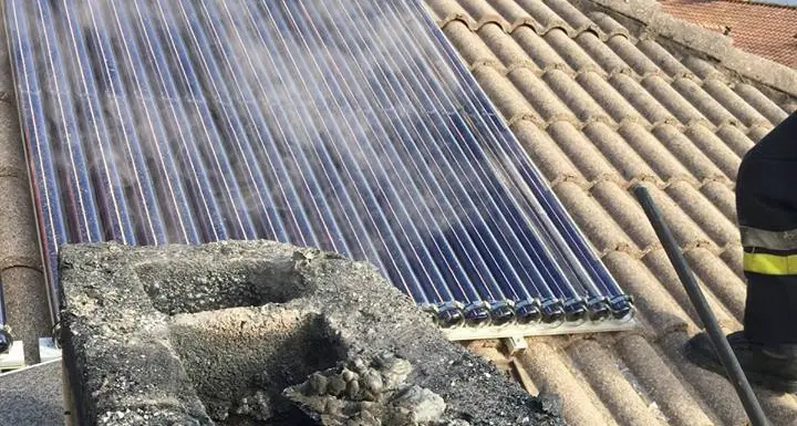 Canna fumaria in fiamme Paura a Roveré della Luna