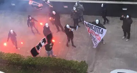 Spedizione di Forza Nuova sotto la sede di Repubblica