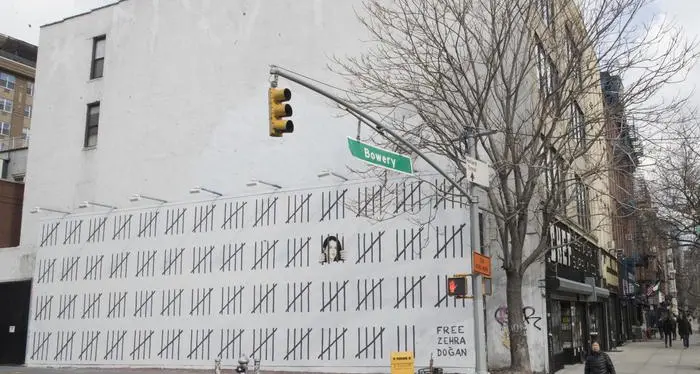 Nuovo murale di Banksy per la giornalista turca arrestata