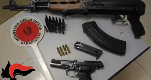 La pistola e il kalashnikov «souvenir» da Medjugorje