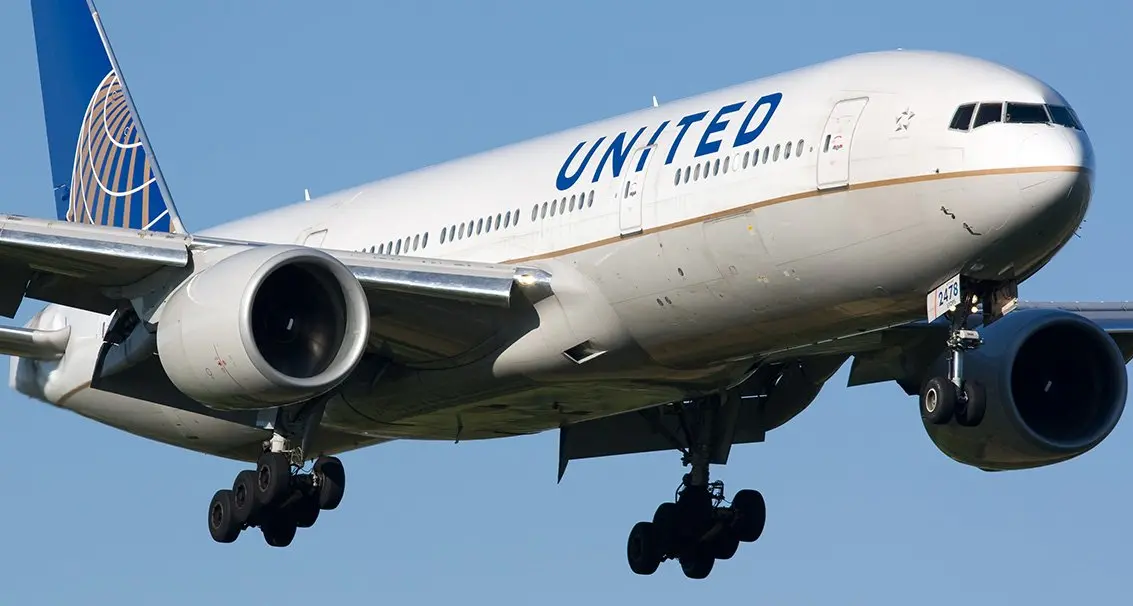 Il motore va in pezzi Aereo atterra in emergenza