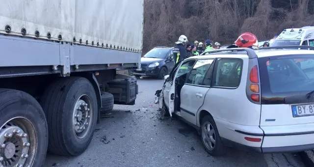 Incidente lungo i tornanti Con l'auto tampona un Tir