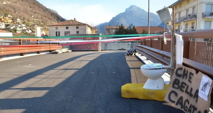 La protesta di Carnevale per il ponte ancora chiuso