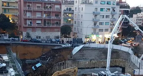 Voragine in strada Auto inghiottite