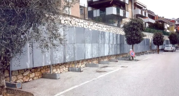 I cartelloni elettorali si mangiano i posti auto