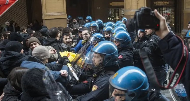 Bologna, scontri tra polizia e antifascisti in piazza