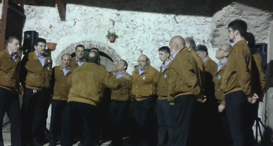 Rovereto, condominio in rivolta contro i canti di Natale