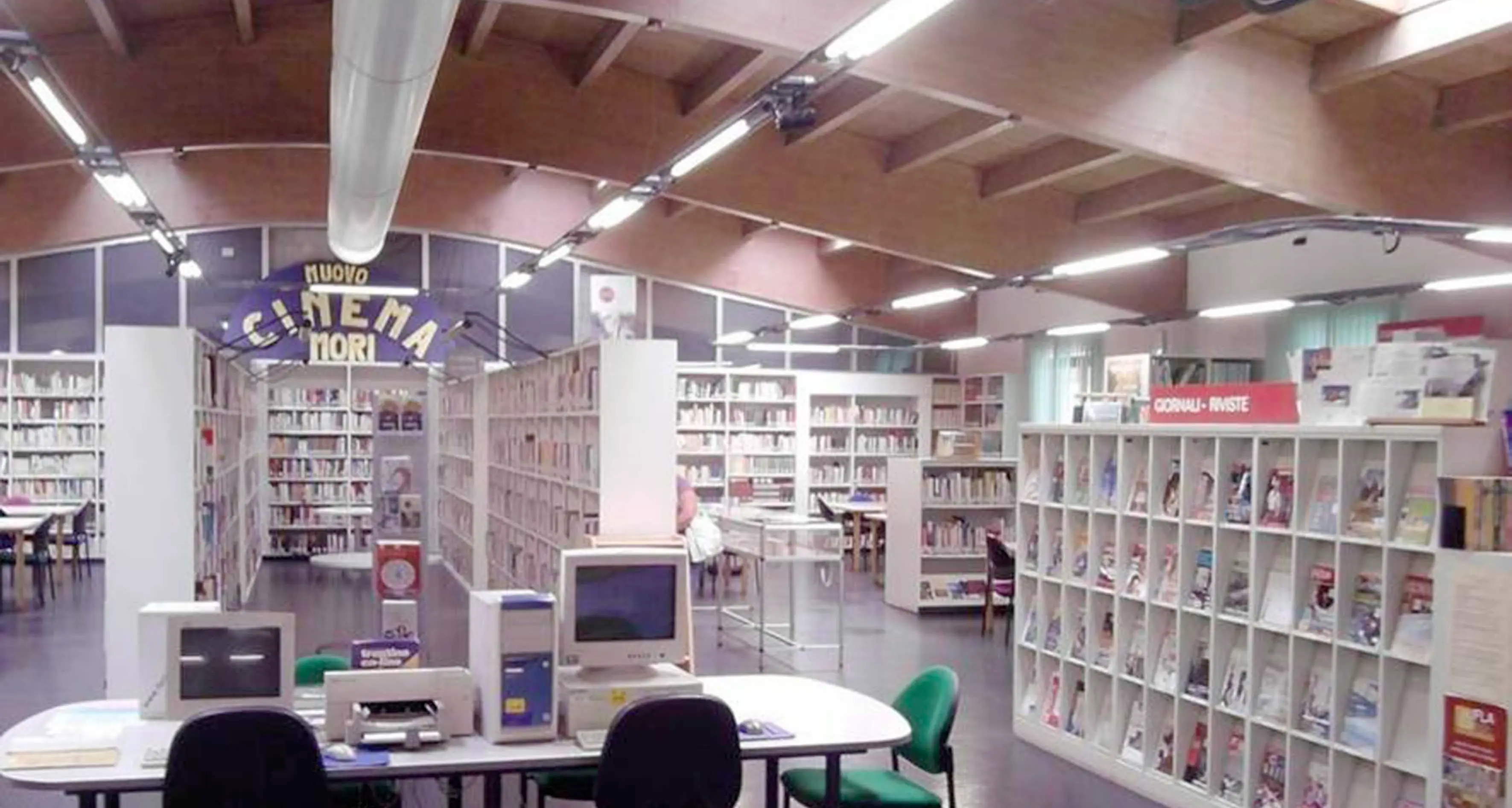 Un solo addetto in biblioteca a Mori, prestiti a singhiozzo