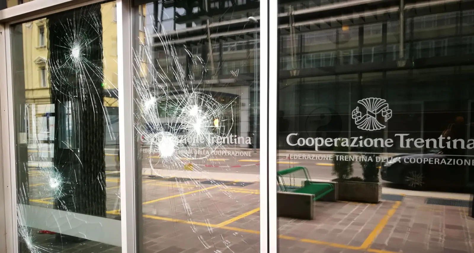 Questa sera arriva a Trento il leghista Salvini, sassate contro i vetri della Cooperazione