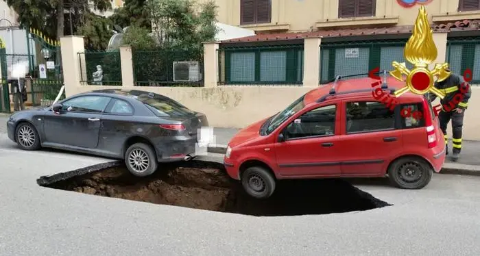 Nuova voragine in strada Due auto in bilico