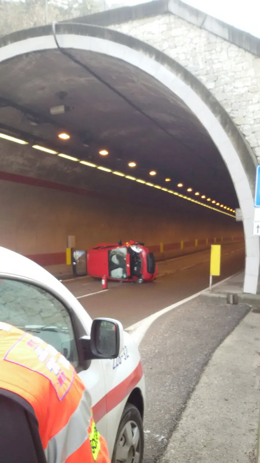 Auto ribaltata, traffico in tilt