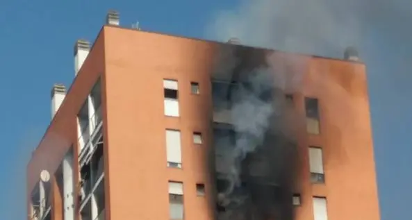 Milano, rogo in palazzina Un bambino è gravissimo