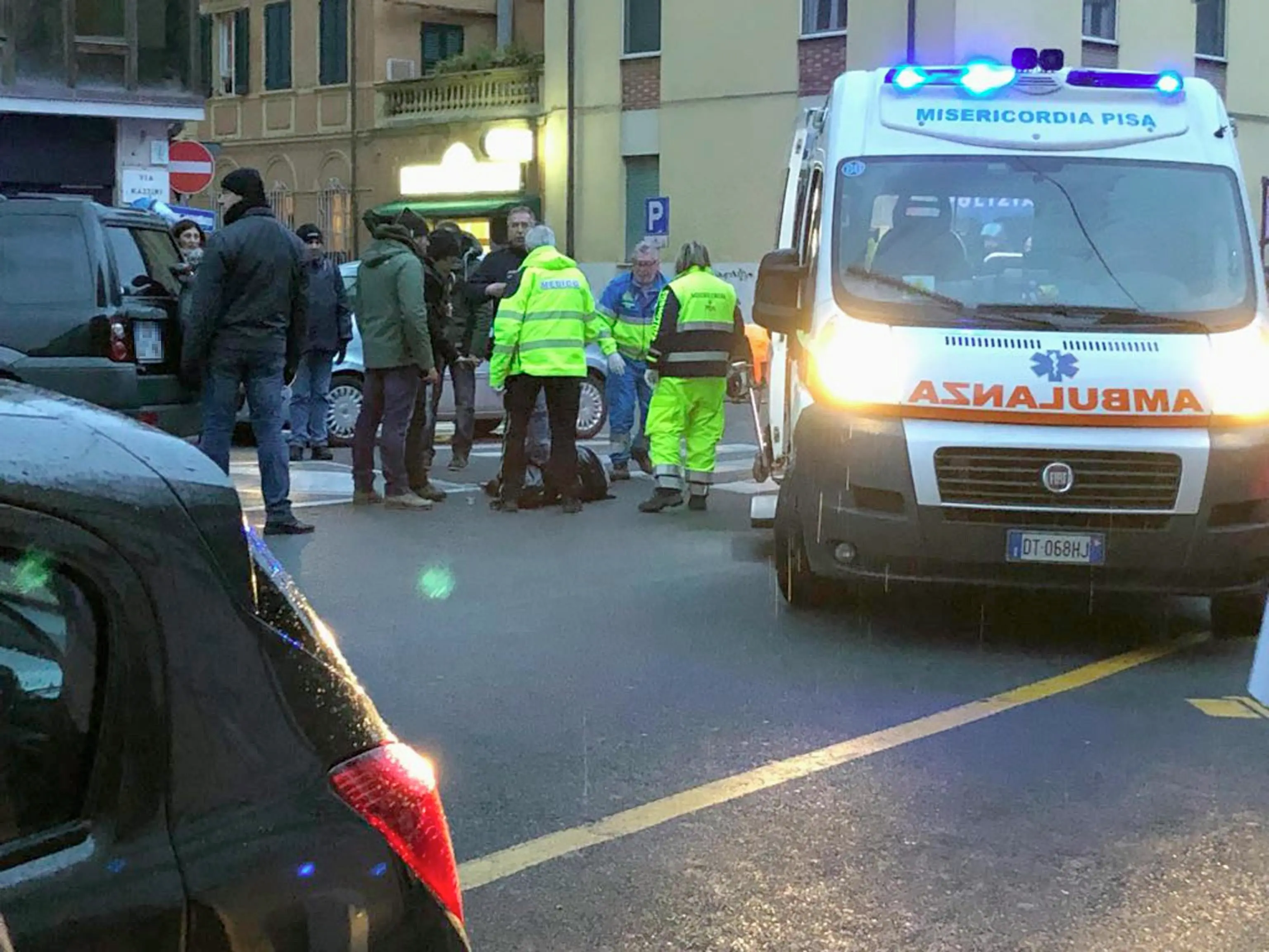 Un manifestante ferito viene caricato sull'ambulanza dopo i disordini tra i manifestanti dei centri sociali e dell'area antagonista, che protestano contro il comizio di Matteo Salvini a Pisa, e le forze di Polizia, 23 febbraio 2018. ANSA