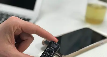 Il telefonino più piccolo del mondo: lungo 4,6 cm, pesa 13 grammi